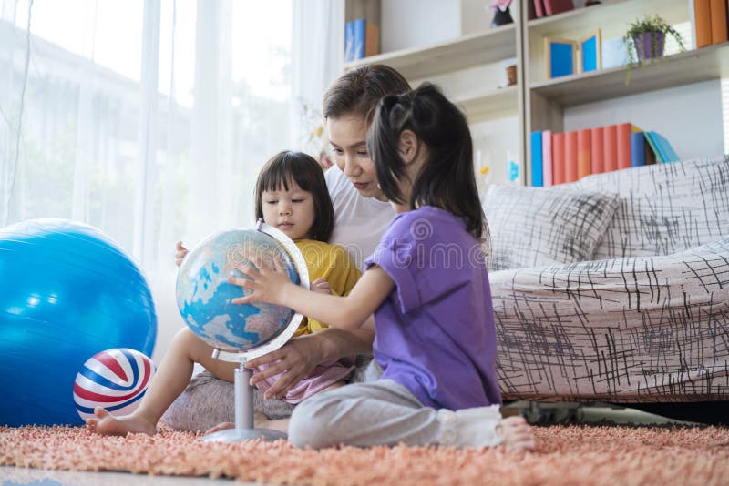 Homeschooling Happy didaktische Smart Tochter der Mutter der hübschen Familie private Lehren in der Welt stockbild