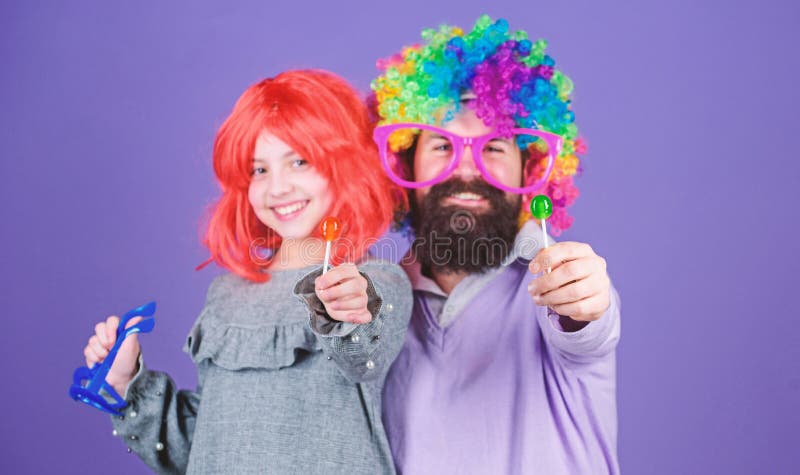 Hommage au papa d'amusement Les moyens simples faciles soient parent espi?gle d'amusement Combien fou est votre p?re Usage barbu photos libres de droits Hommage au papa d'amusement Les moyens simples faciles soient parent espi?gle d'amusement Combien fou est votre p?re Usage barbu photos libres de droits