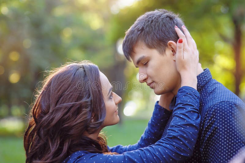Homme affectueux et femme tenant des mains tendrement à la lumière du soleil images stock Homme affectueux et femme tenant des mains tendrement à la lumière du soleil images stock