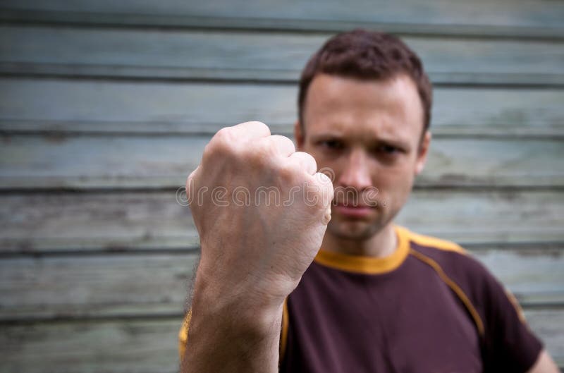 Homme affichant son grand poing photo stock Homme affichant son grand poing photo stock