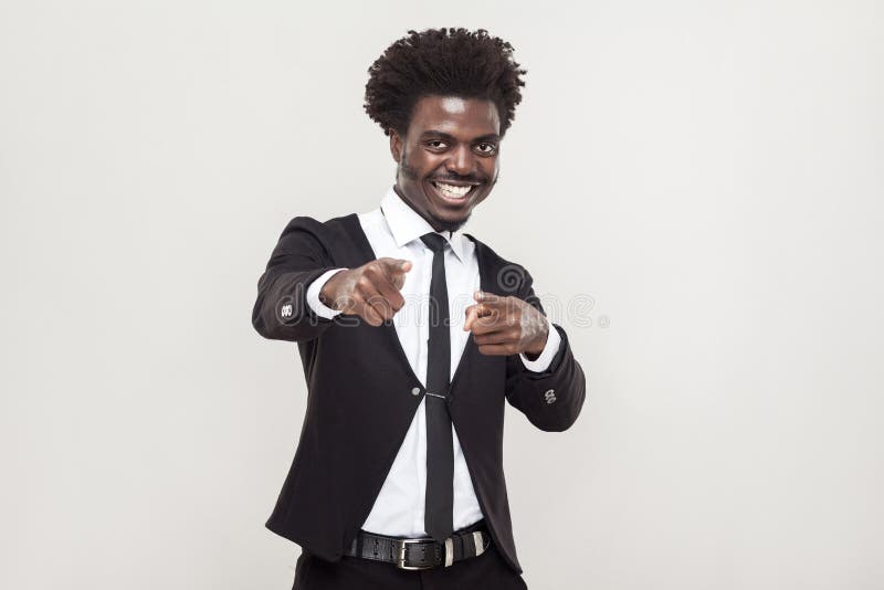 Homme africain de bonheur dirigeant des doigts à l'appareil-photo images stock Homme africain de bonheur dirigeant des doigts à l'appareil-photo images stock