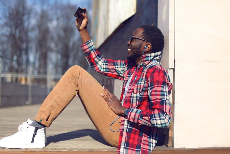 Homme africain heureux de photo de mode de vie de mode le jeune fait le selfie photographie stock