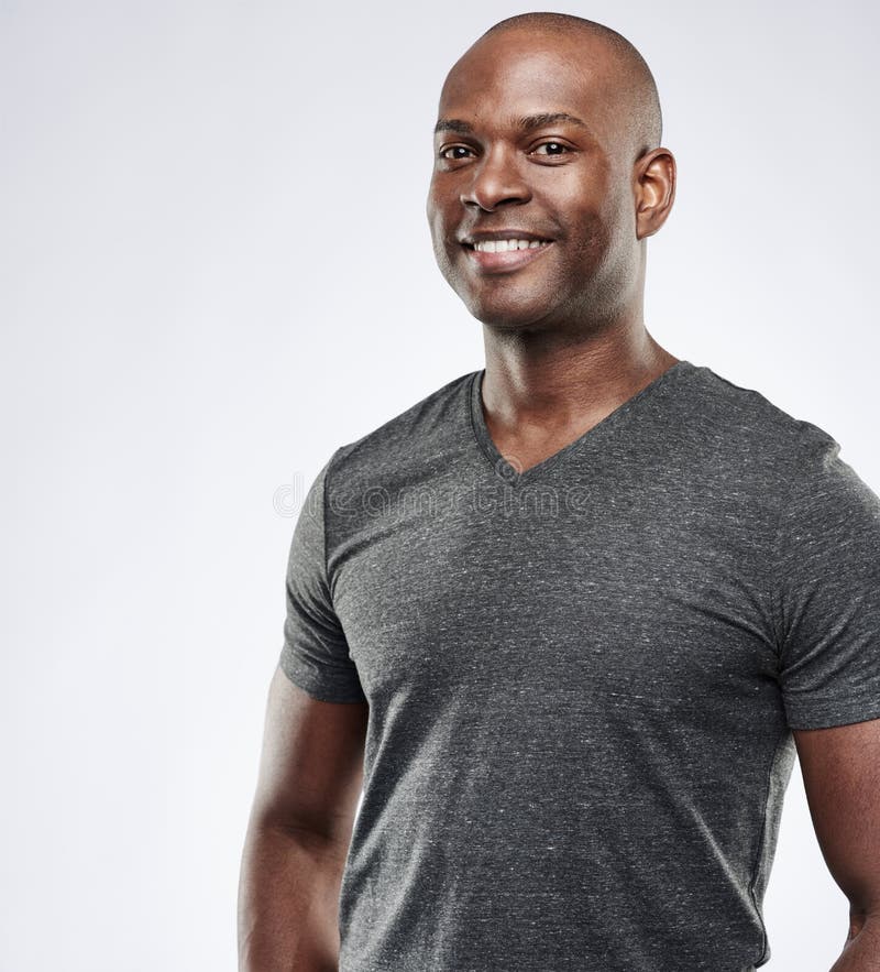 Homme africain musculaire fier avec le sourire agréable photos stock Homme africain musculaire fier avec le sourire agréable photos stock