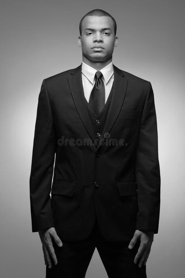 Homme afro-américain d'affaires dans le procès noir. images stock Homme afro-américain d'affaires dans le procès noir. images stock