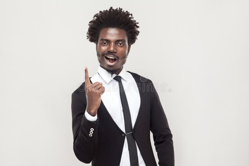 Homme Afro de bonheur regardant l'appareil-photo avec le doigt d'idée photo libre de droits Homme Afro de bonheur regardant l'appareil-photo avec le doigt d'idée photo libre de droits