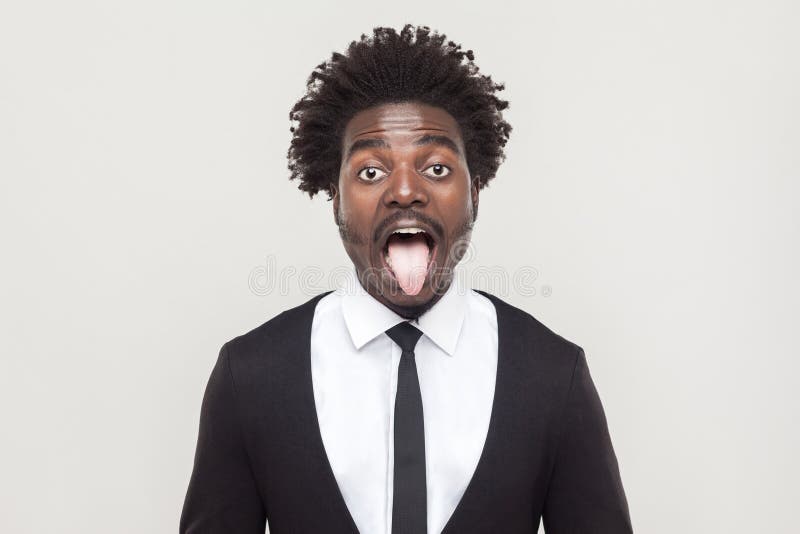 Homme Afro fol regardant l'appareil-photo et la langue image stock Homme Afro fol regardant l'appareil-photo et la langue image stock