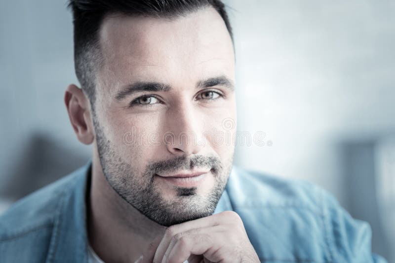 Homme agréable positif souriant à vous photo libre de droits