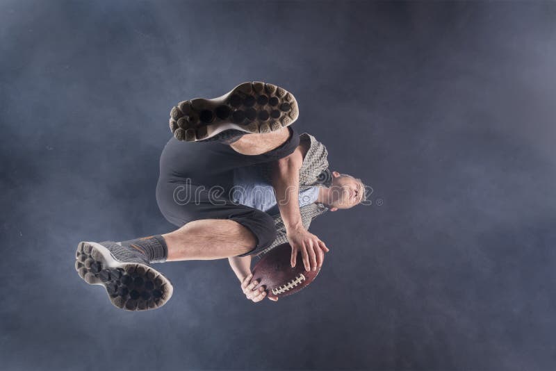 Homme, 48 années, jouant le rugby photographie stock Homme, 48 années, jouant le rugby photographie stock