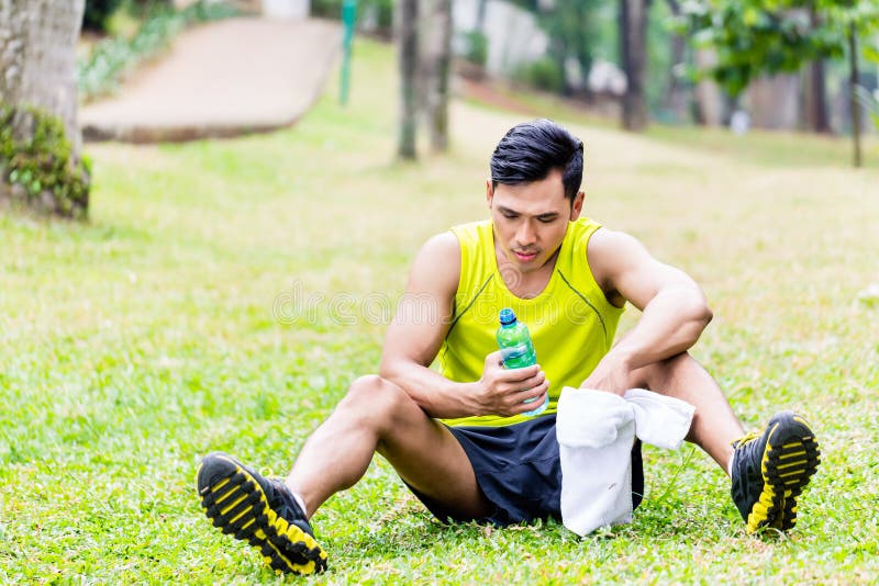 Homme asiatique ayant la coupure de la formation de sport photographie stock Homme asiatique ayant la coupure de la formation de sport photographie stock
