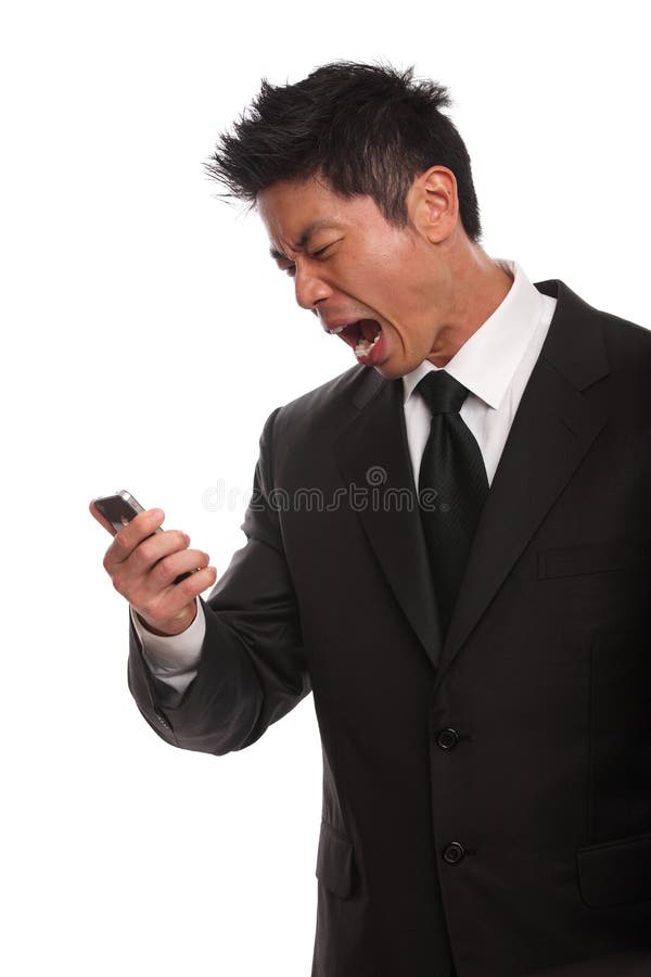 Homme asiatique contrarié hurlant à son téléphone