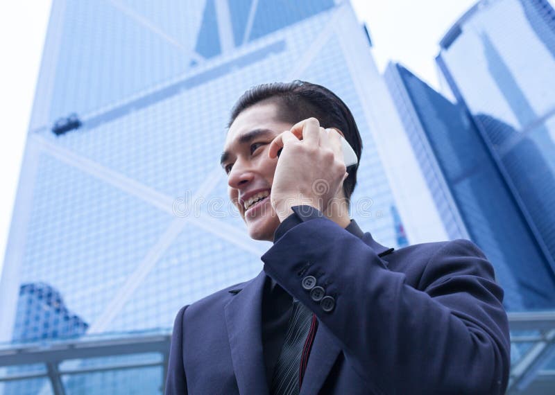 Homme asiatique d'affaires avec le téléphone intelligent