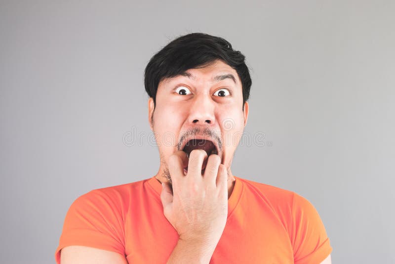 Homme asiatique dans le T-shirt orange images libres de droits Homme asiatique dans le T-shirt orange images libres de droits