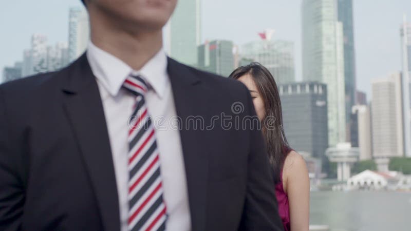 Homme asiatique marchant à partir d'un argument