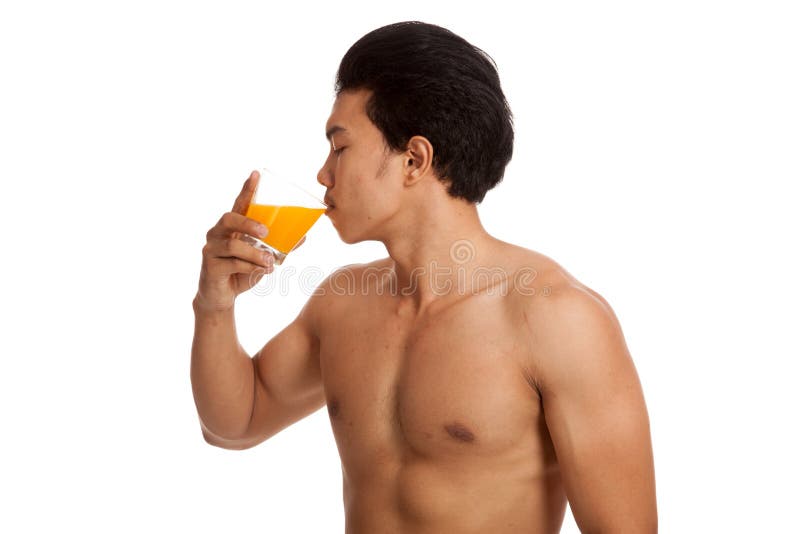 Homme asiatique musculaire buvant du jus d'orange images stock Homme asiatique musculaire buvant du jus d'orange images stock