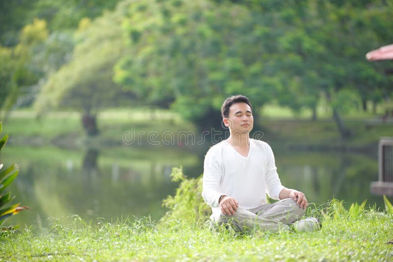 Homme asiatique méditant photos stock Homme asiatique méditant photos stock