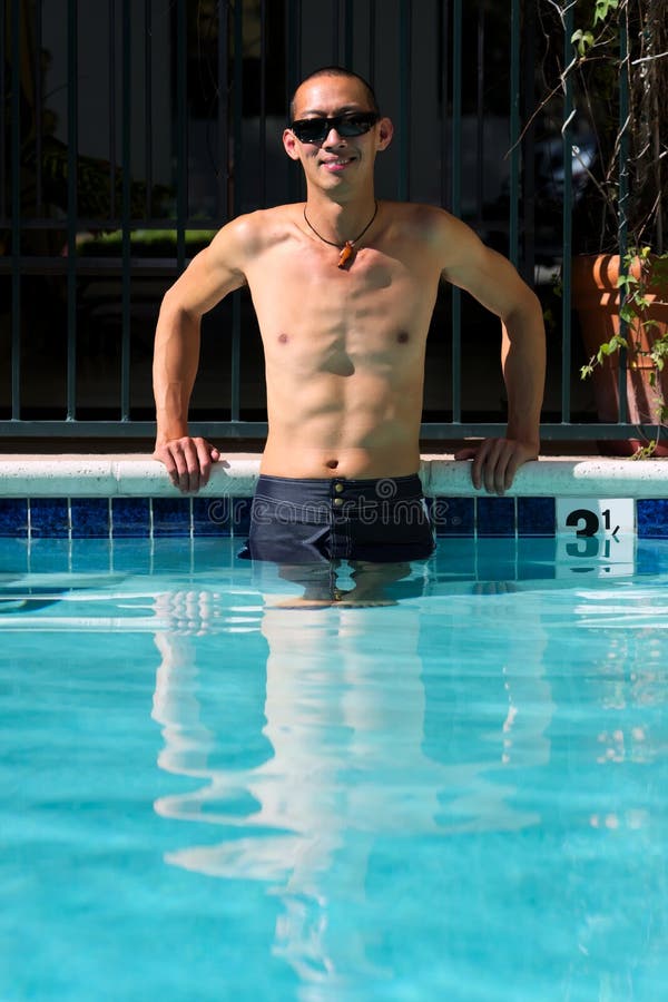 Homme Avec Des Lunettes De Soleil S'étendant à Côté De La Piscine Image  stock - Image du regroupement, homme: 53247797