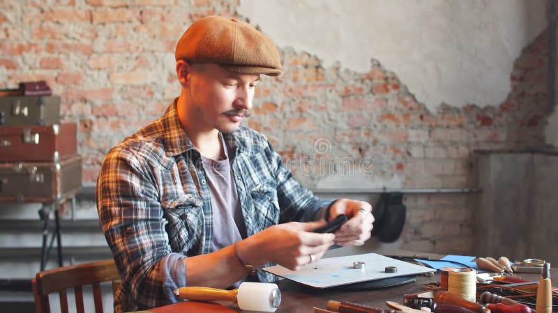 Homme assidu assemblant les composants du portefeuille ensemble