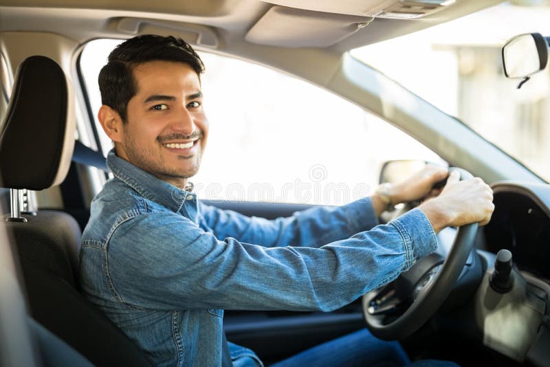 Homme attirant conduisant une voiture image stock Homme attirant conduisant une voiture image stock