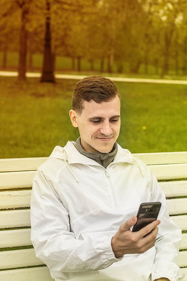 Homme attirant envoyant le message à son téléphone portable entrepreneur professionnel à l'aide du smartphone image stock Homme attirant envoyant le message à son téléphone portable entrepreneur professionnel à l'aide du smartphone image stock