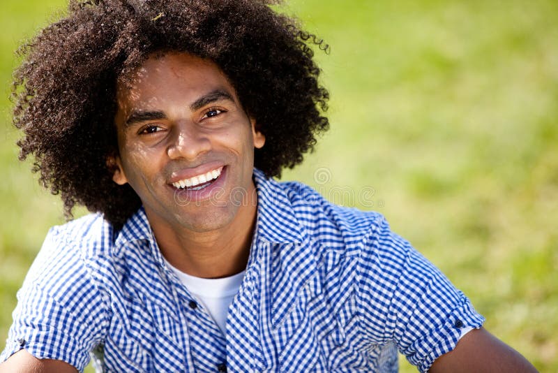 Homme attirant souriant à l'appareil-photo photo stock Homme attirant souriant à l'appareil-photo photo stock