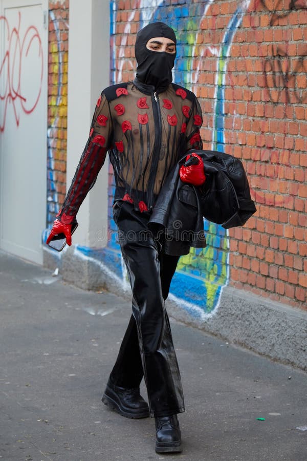 Homme Avec Balaclava Noir Et Chemise Transparente Avec Décorations