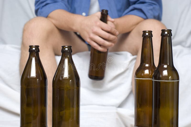 Homme avec des bouteilles à bière photos stock Homme avec des bouteilles à bière photos stock