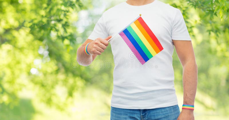 Homme avec des bracelets de drapeau d'arc-en-ciel et de fiert? gaie images stock Homme avec des bracelets de drapeau d'arc-en-ciel et de fiert? gaie images stock
