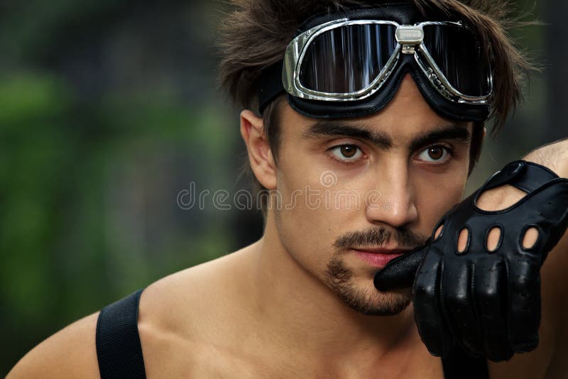 Homme avec des lunettes et des gants de moto images stock Homme avec des lunettes et des gants de moto images stock