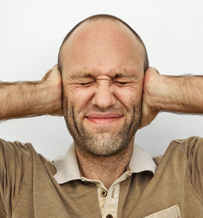 Homme avec des yeux et des oreilles étroitement fermés images libres de droits Homme avec des yeux et des oreilles étroitement fermés images libres de droits