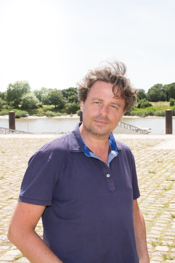 homme avec du charme dehors dans le polo bleu pendant l'été photos stock homme avec du charme dehors dans le polo bleu pendant l'été photos stock