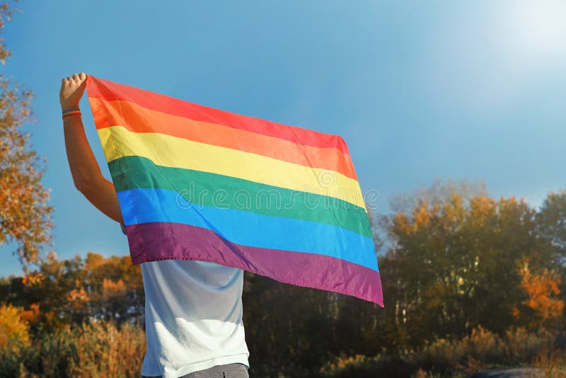 Homme avec l'extérieur de drapeau de l'arc-en-ciel LGBT, l'espace pour le texte photos libres de droits