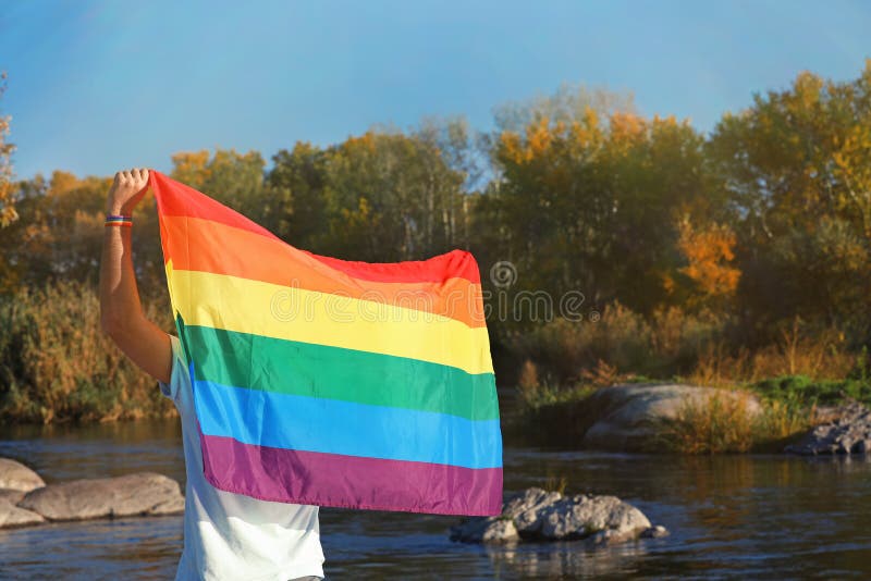 Homme avec l'extérieur de drapeau de l'arc-en-ciel LGBT, l'espace pour le texte photos stock