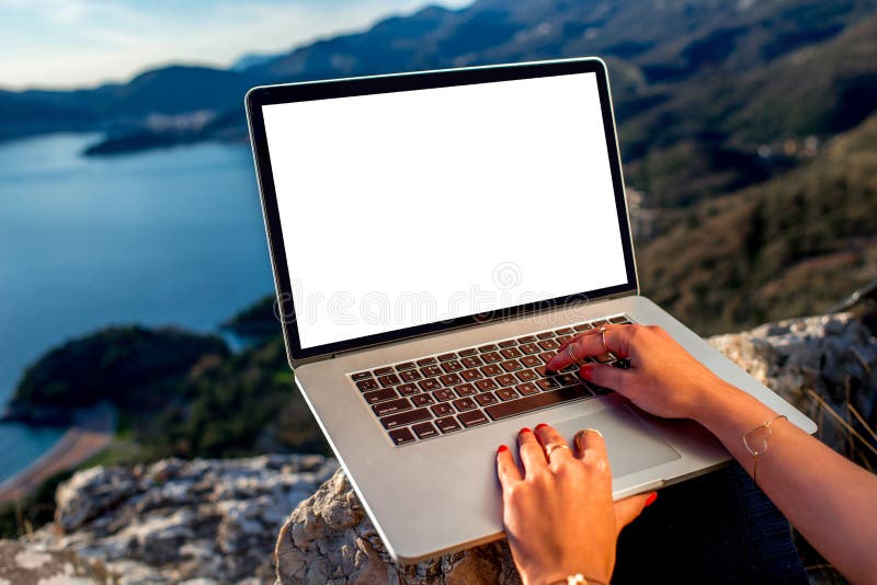 Homme avec l'ordinateur portable sur le dessus de la montagne images stock Homme avec l'ordinateur portable sur le dessus de la montagne images stock
