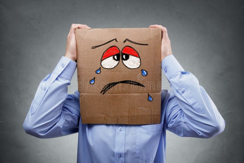Homme avec la boîte en carton sur sa tête montrant l'expression triste