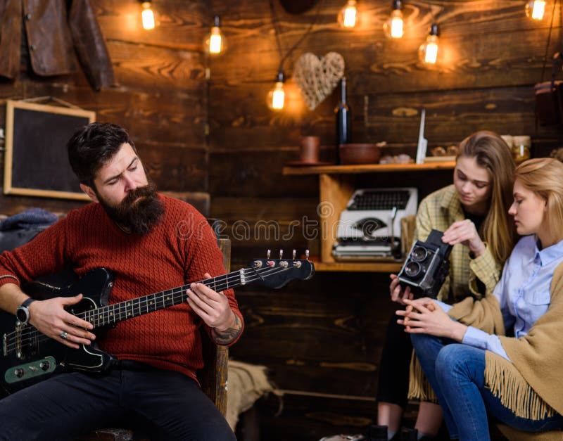 Homme avec la chanson de composition de barbe à la mode de hippie, concept de musique Homme barbu jouant la guitare Famille dépen photo libre de droits Homme avec la chanson de composition de barbe à la mode de hippie, concept de musique Homme barbu jouant la guitare Famille dépen photo libre de droits