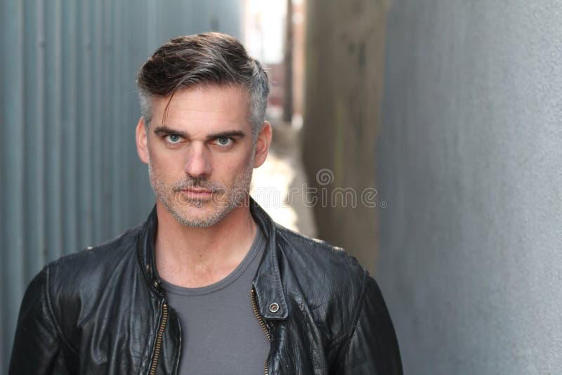 Un Homme Dur Avec Les Cheveux Sexy De Sel Et De Poivre Un Homme Dur Avec Les Cheveux Sexy De Sel Et De Poivre
