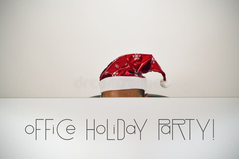 Homme avec la fête de vacances de bureau de chapeau et de textes de Santa photographie stock libre de droits Homme avec la fête de vacances de bureau de chapeau et de textes de Santa photographie stock libre de droits