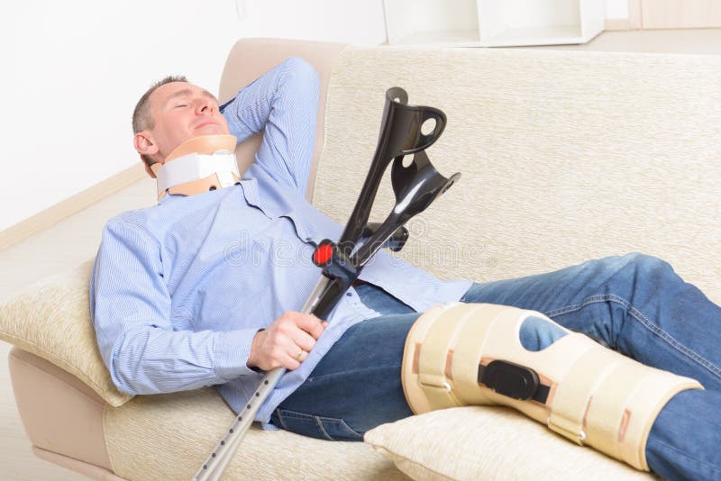 Homme Avec La Jambe Dans Des Cages De Genou Image stock Image du