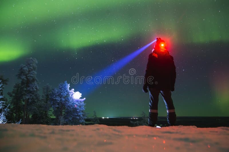 Homme Avec Lampe De Poche Et Lumière Du Nord Sur Le Ciel Image stock -  Image du borealis, explorer: 163972209