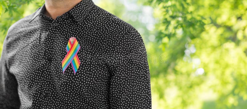 Homme avec le ruban de conscience d'arc-en-ciel de fiert? gaie images libres de droits Homme avec le ruban de conscience d'arc-en-ciel de fiert? gaie images libres de droits