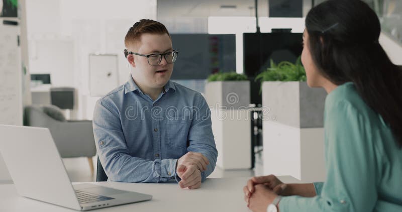 Homme avec le syndrome de bas parler avec un collègue et la main banque de vidéos