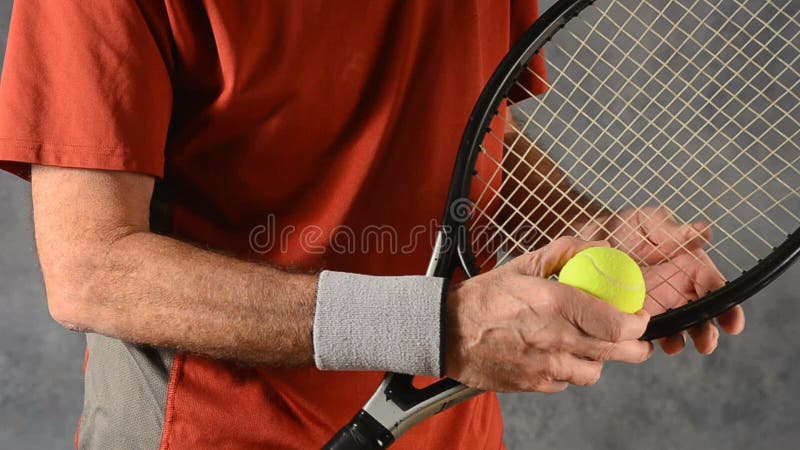 Homme avec le tennis elbow