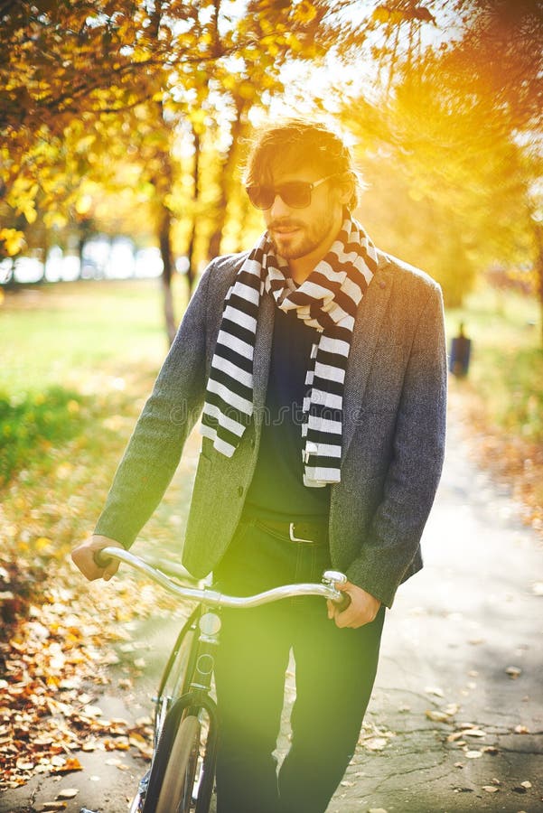 Homme avec le vélo photo stock Homme avec le vélo photo stock