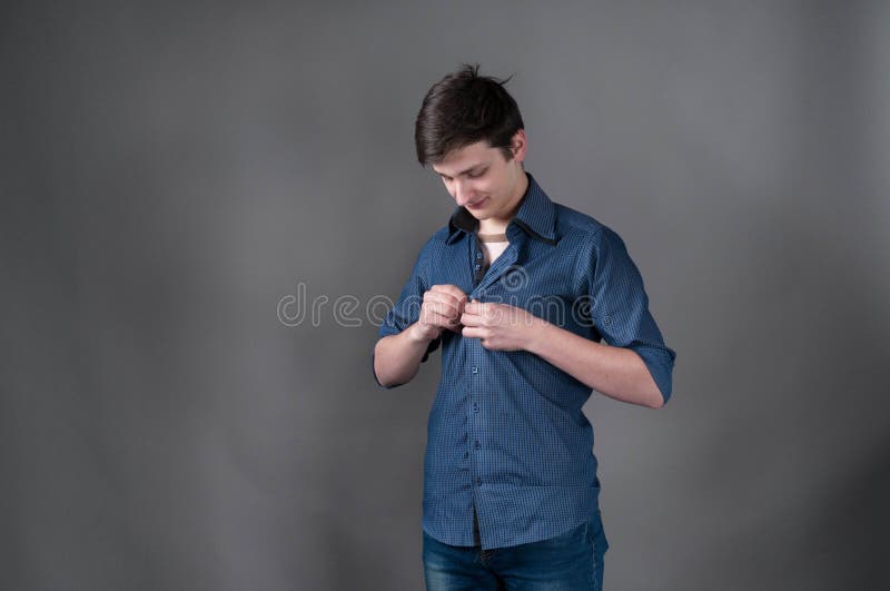 homme avec les cheveux foncés attacher la chemise bleue image stock homme avec les cheveux foncés attacher la chemise bleue image stock