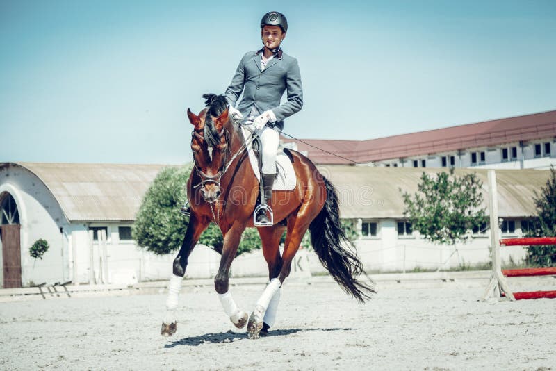 Homme avec plaisir joyeux se préparant à une course de cheval photos stock Homme avec plaisir joyeux se préparant à une course de cheval photos stock