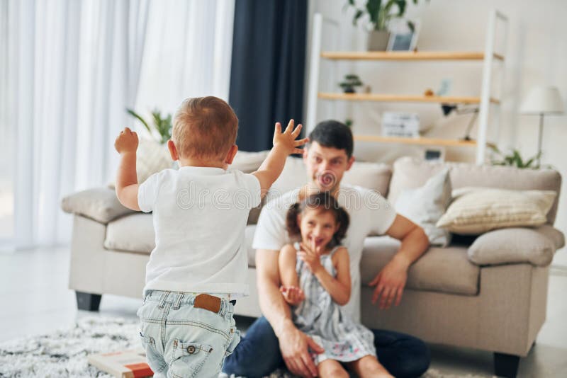 Homme avec son petit fils et sa fille à la maison photo libre de droits