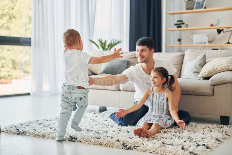 Homme avec son petit fils et sa fille à la maison photos libres de droits