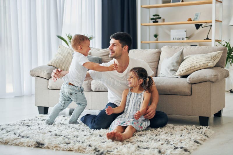 Homme avec son petit fils et sa fille à la maison image stock