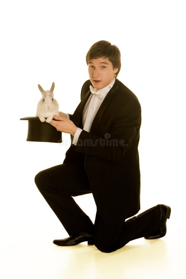 Homme avec un lapin dans un premier chapeau en soie photos libres de droits Homme avec un lapin dans un premier chapeau en soie photos libres de droits