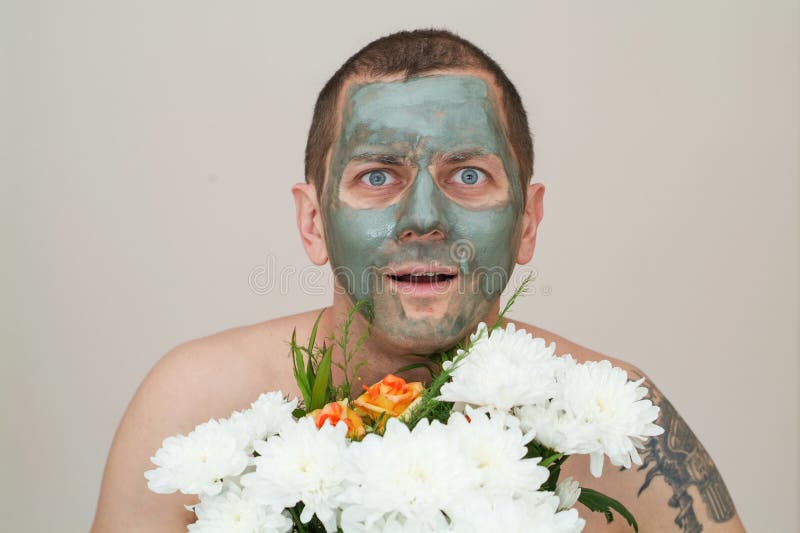 Homme avec un masque protecteur de boue photographie stock libre de droits Homme avec un masque protecteur de boue photographie stock libre de droits